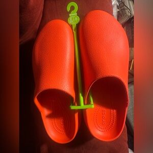 CROCS women' Bright Red Slippers